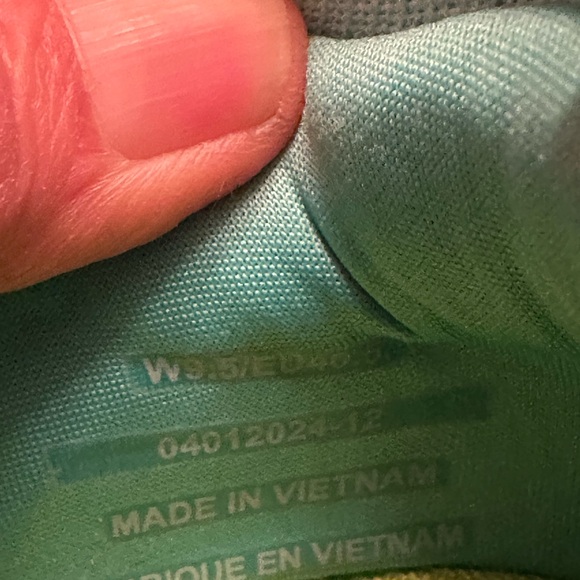 OOFOS - Picture 11 of 12